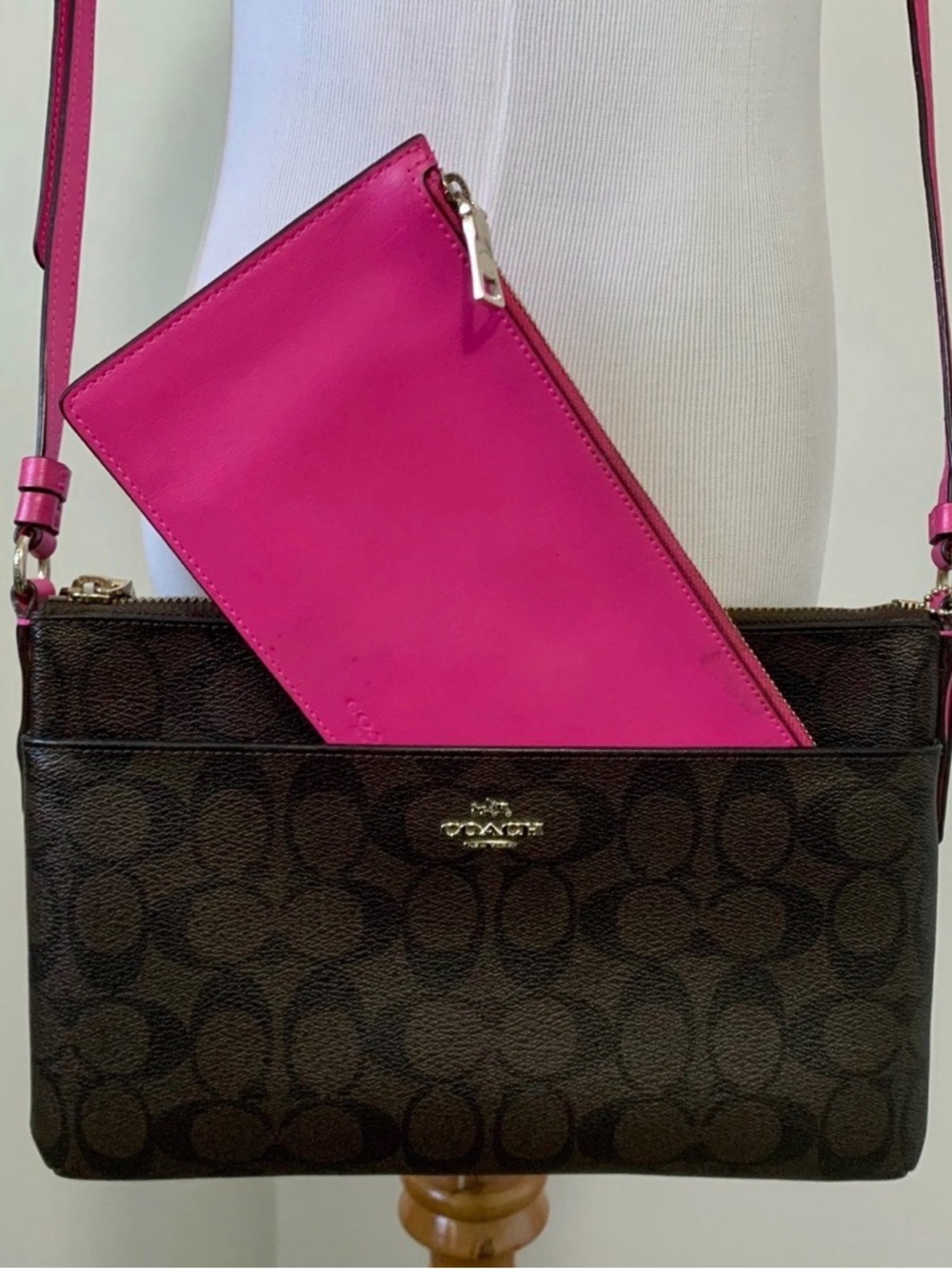 COACH East West Crossbody with Pop Up Pouch in Brown & Hot Pink *nwot - Picture 10 of 12